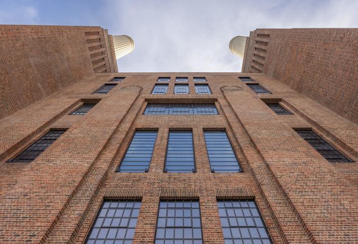 ロンドン】商業施設として再稼働！川辺の巨大なランドマーク、バタシー